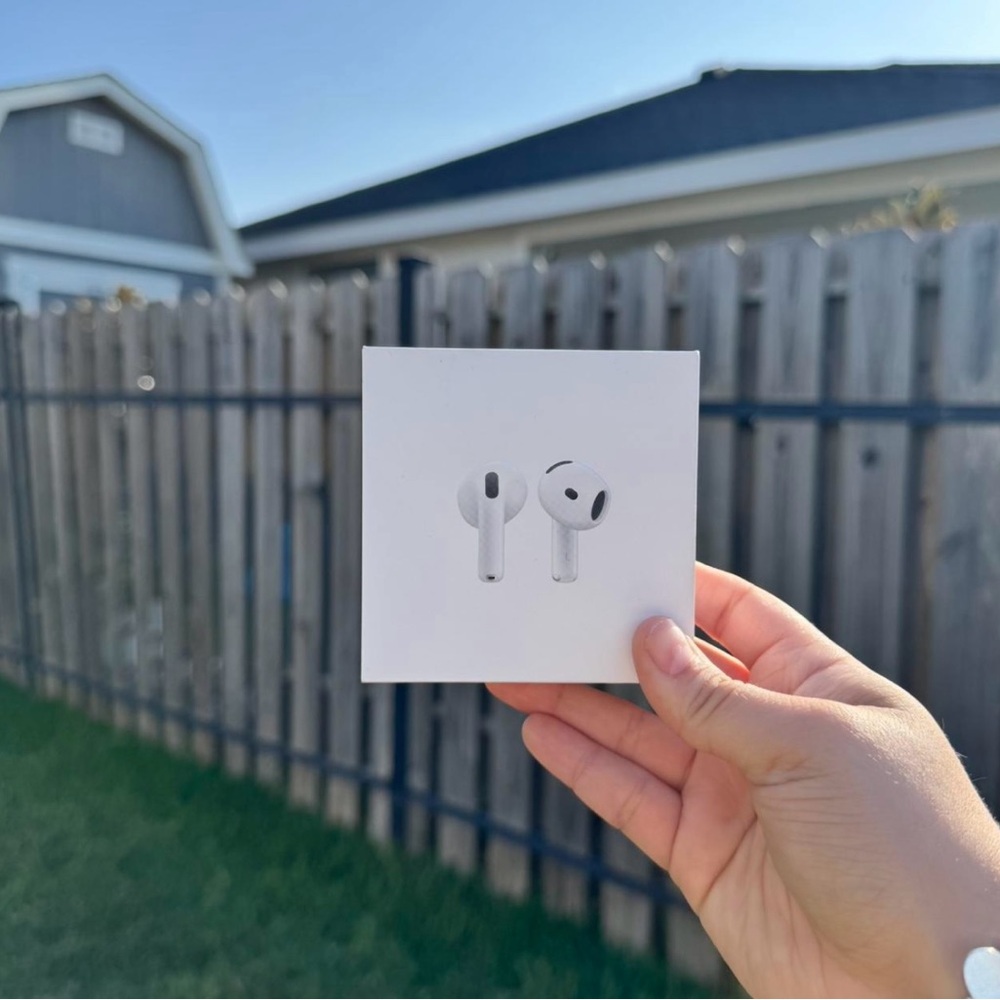 Apple AirPod 4s White Wireless Earbuds with Case